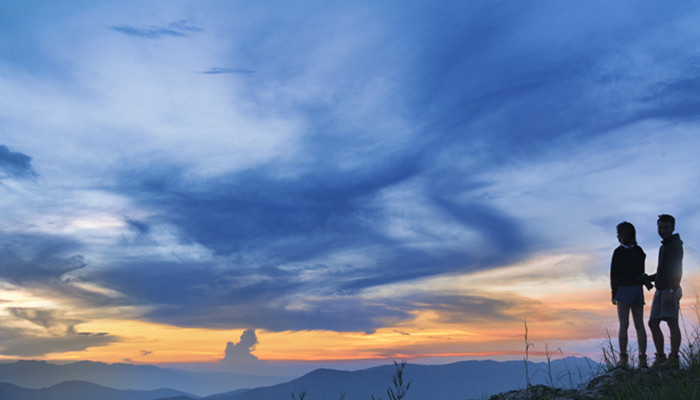 巨蟹女看喜欢的人眼神 巨蟹女喜欢一个人是怎样的