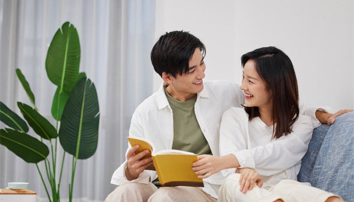 怎么和巨蟹座女生聊天 和巨蟹座女生聊天的技巧