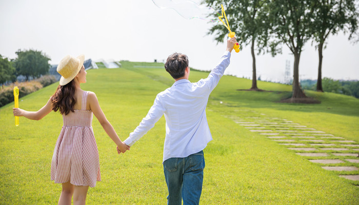 月亮双子吸引什么星座 哪些星座会被月亮双子吸引