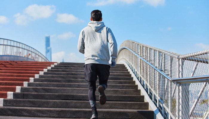 喜欢女生主动的星座男 哪个星座的男生喜欢女生主动