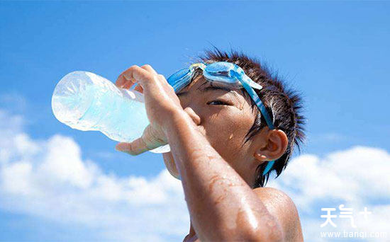 人一天喝多少水最好 每天喝水的最佳时间表