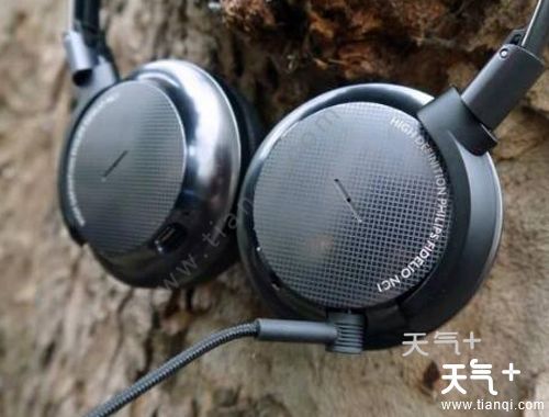 这款耳机是由英国皇室血统的b&w 音响推出的,全名叫bowers&wilkins px