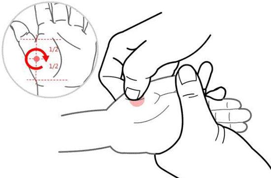按揉這個穴位通常會特別痛,當寶寶不配合時,媽媽一定要堅持,止咳效果