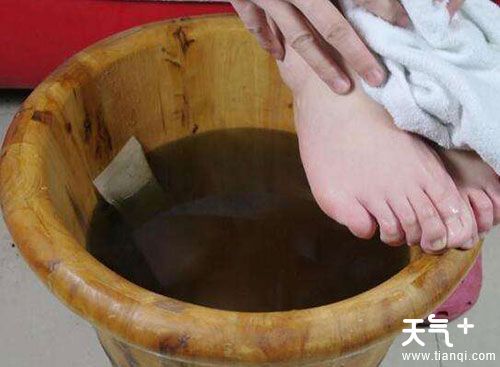 女人泡腳水裡放什麼好 泡腳水裡放這5件寶