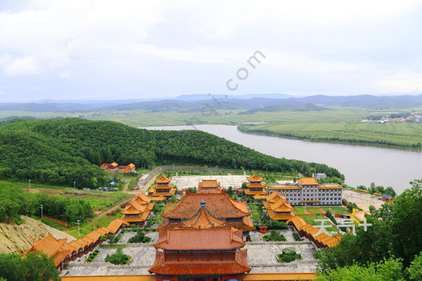 六鼎山文化旅遊區位於敦化市南郊,這裡依山傍水,群峰環繞,坐落著世界