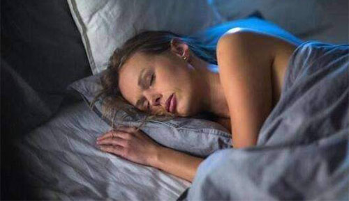 睡觉身体突然抖一下怎么回事 睡觉的时候身体突然抖一下的原因