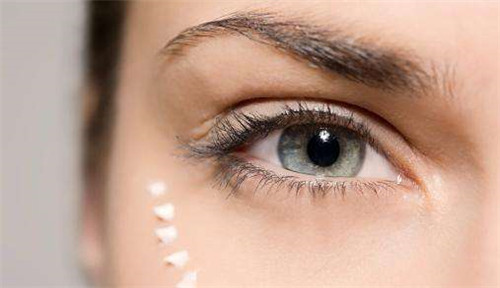 眼霜怎么用 眼霜的正确使用方法