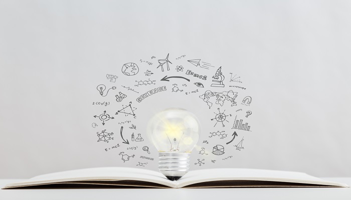 爱迪生发明电灯的故事 爱迪生发明电灯的励志故事