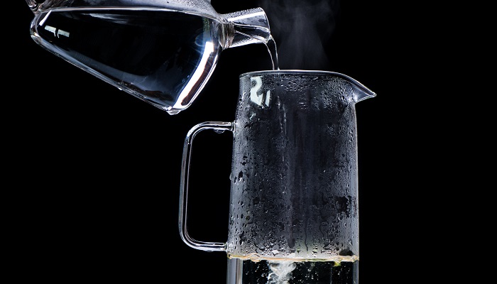 倒热水时为什么厚的玻璃杯更容易炸裂 为什么玻璃杯倒入热水就裂了