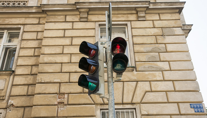 红绿灯里的黄灯是代表什么 红黄绿灯分别代表什么