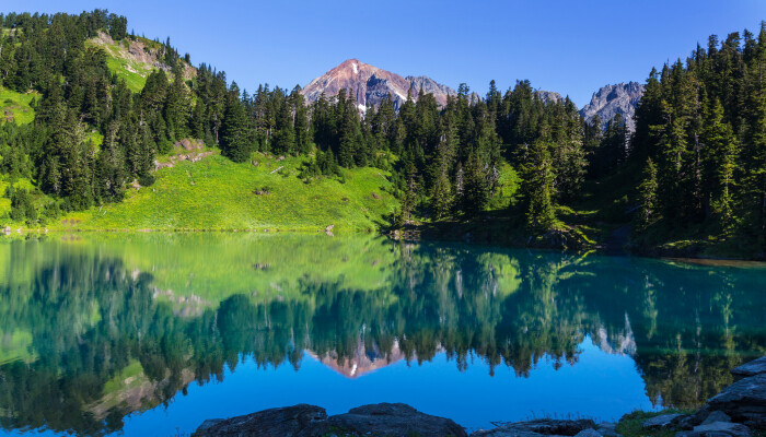 700-400 摄图网_300373798_banner_平静的景色山湖边,岩石平静的水中