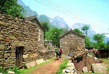 这个村庄1000多年不通公路，仅有7户人家，村民月入过万