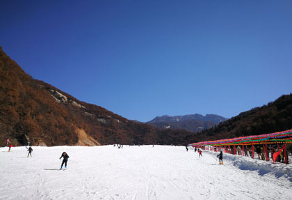 神靈寨滑雪場位於國家地質公園,國家森林公園,國家aaaa級旅遊區