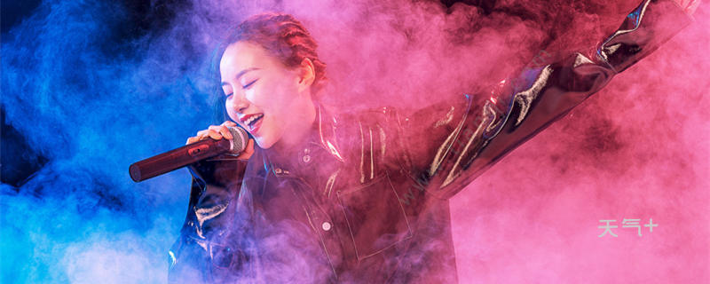 "爱的魔力转圈圈"这句歌词出自芭比演唱的歌曲《触电》,该歌曲发行