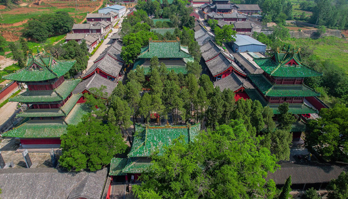 少林寺常住院建築在河南登封少溪河北岸,從山門到千佛