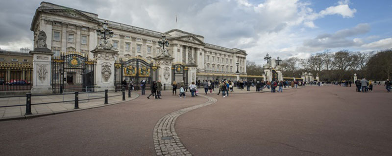 英国女王住的地方叫什么宫 英国女王住的地方叫什么
