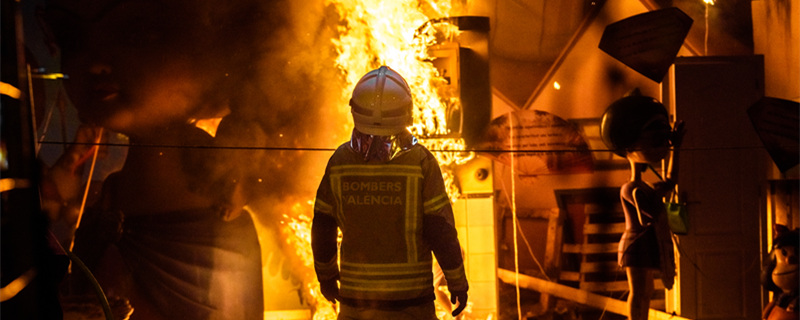 摄图网_305309059_消防员围着营火由法拉巴伦西亚纳控制着火的焰（企业商用）1_副本.jpg