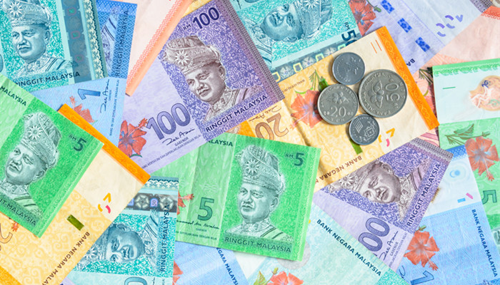 摄图网_307807558_金属外国的马来西亚林吉特纸币和硬背景的马来西亚货币五十二和的森硬币在一五二十和百林吉特纸币的上橙（企业商用）_副本.jpg