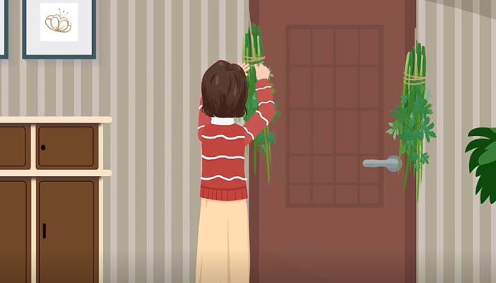 端午节门上挂艾草寓意:招百福斩千邪