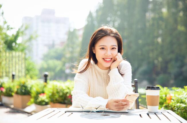 讚美女人漂亮的句子表揚女人又能幹又漂亮的句子