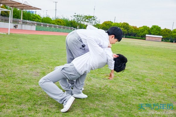 梦见学校吵架是什么预兆_梦见在学校和人吵架_吵架梦见学校人和我说话