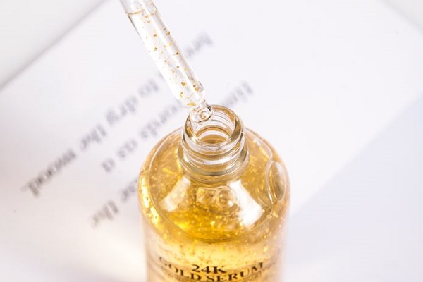 植美村黄金精华液含有24k活能金成分,可以促进肌肤新陈代谢,净化肌肤