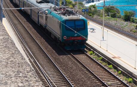 意大利一列车脱轨是怎么回事 意大利一列车脱轨的具体原因