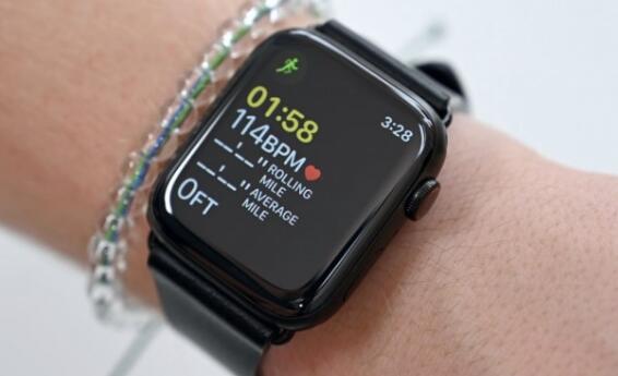 从专利图和专利信息可以看出,苹果智能手环比历款苹果手表更扁平,两侧