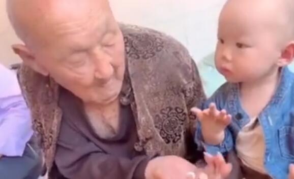 1岁萌娃与101岁老人的世纪握手是怎么回事 1岁萌娃与101岁老人的世纪握手原因是什么