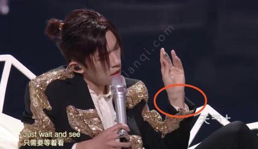 易烊千玺唱歌开场 tqjia