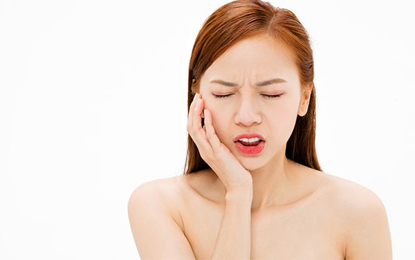 如果智齿经常疼,而且疼的比较厉害,那么应看牙医考虑拔出智齿的问题.