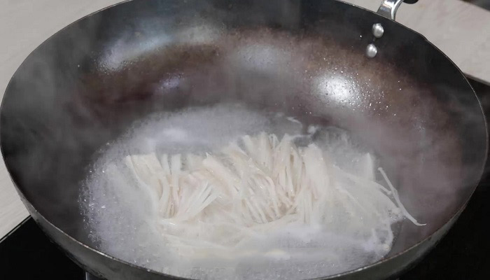 凉拌金针菇的家常做法 金针菇和什么凉拌好吃