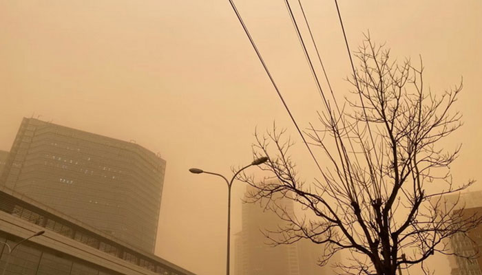 北京沙尘来临漫天橘黄色是怎么回事 北京沙尘来临漫天橘黄色是什么情况