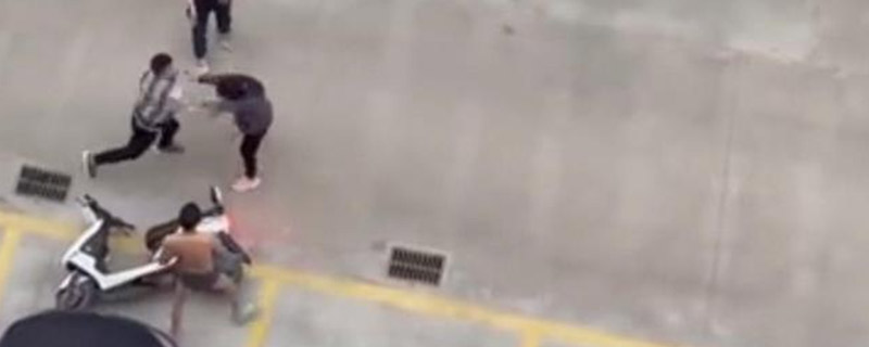 男子当街殴打母亲，多次拳打飞踹 江苏一男子当街殴打母亲，多次拳打飞踹扇耳光，警方介入！
