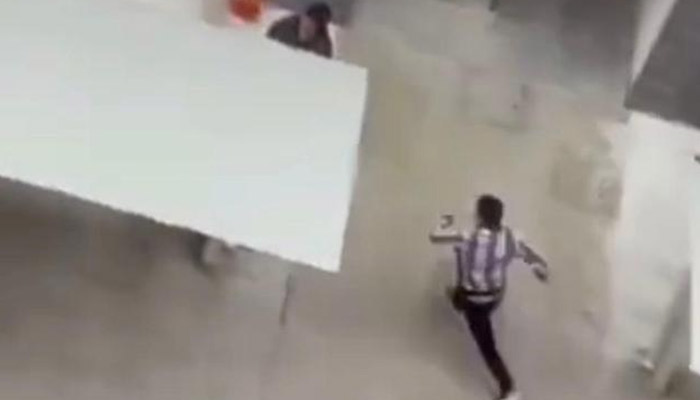 男子当街殴打母亲，多次拳打飞踹 江苏一男子当街殴打母亲，多次拳打飞踹扇耳光，警方介入！