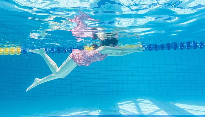 游泳女生身材学生图片