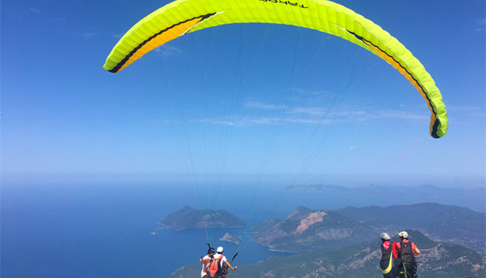 太空跳伞第一人是哪个国家的太空跳伞第一人是属于哪个国家的