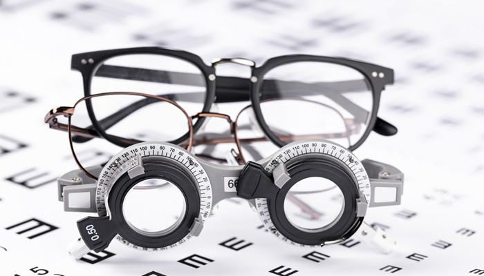 眼镜是谁发明的 眼镜是谁发明的 什么时间发明的