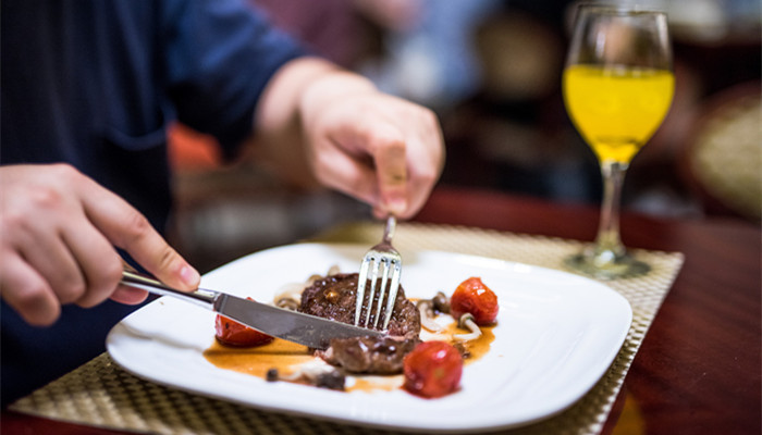 西餐菜式料理与中国菜不同,一般使用橄榄油,黄油,番茄酱,沙拉酱等调味