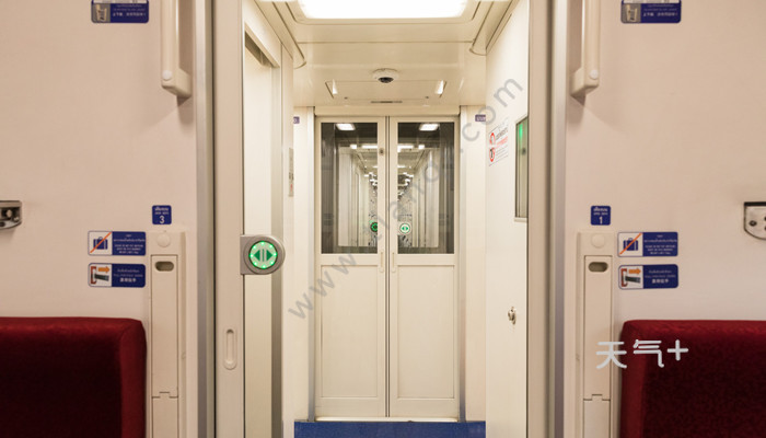 在25k,25t的软卧车厢都有电视,牙具一次性拖鞋配备.