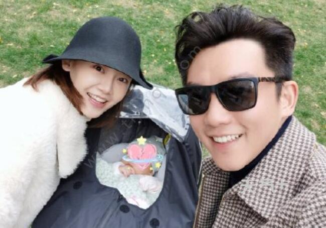 郑恺苗苗一家三口合照是怎么回事 郑恺苗苗一家三口合照幸福满溢