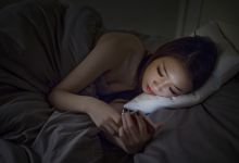 研究發現睡前玩手機傷眼又折壽是怎么回事 研究發現睡前玩手機傷眼又折壽是什么情況