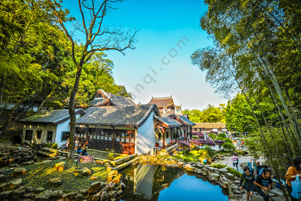 嶽麓山是不需要門票的,景區裡面部分景點需要購票,嶽麓書院需購票