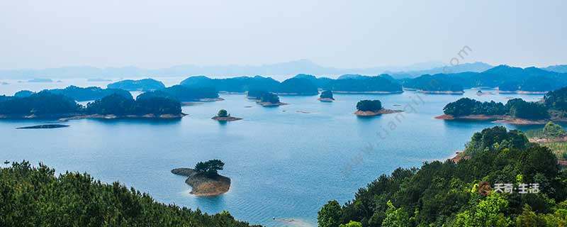 千島湖在浙江省杭州市千島湖風景區,又稱新安江水庫,位於浙江省杭州市