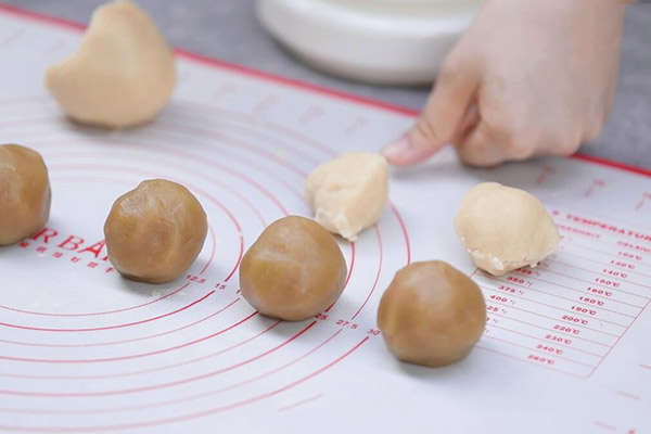 蛋黄莲蓉月饼的做法 怎么做蛋黄莲蓉月饼