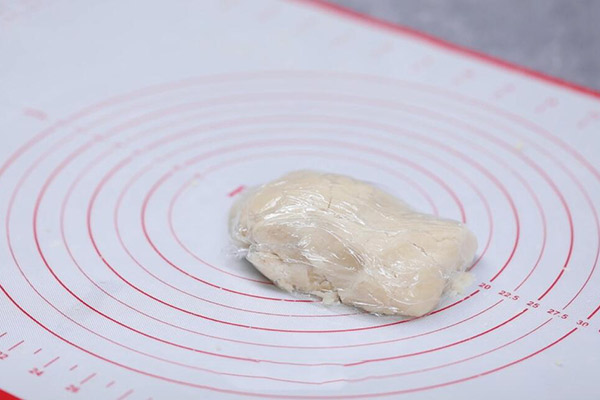 蛋黄莲蓉月饼的做法 怎么做蛋黄莲蓉月饼