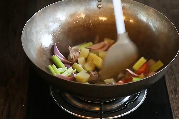 牛肉汤怎么做 胡萝卜炖牛腩的做法