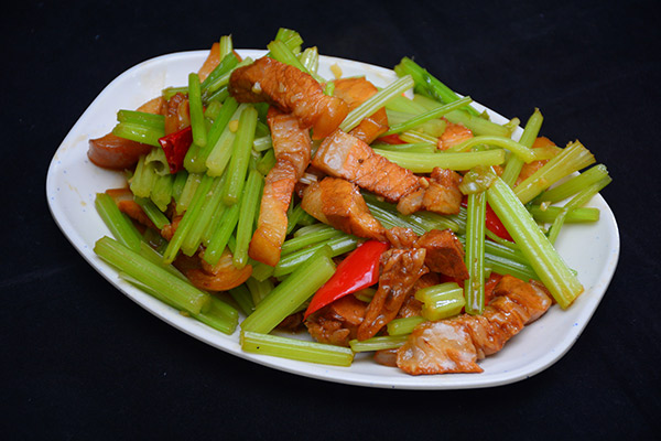 芹菜炒肉的做法 芹菜炒肉家常做法 - 天气加