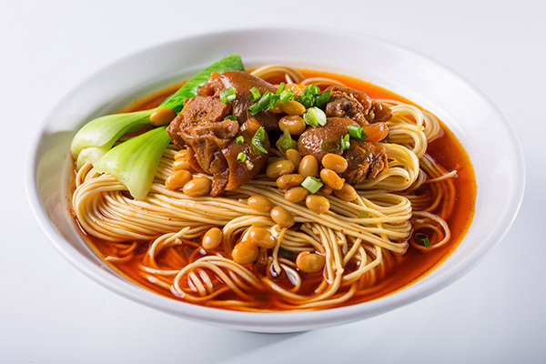 2个,冰糖,花椒,蒜2瓣,葱2根,料酒适量,酱油,盐1勺,黄豆猪脚面的做法1