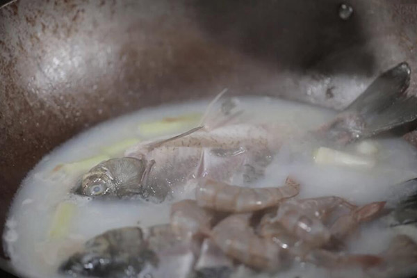 鲫鱼鲜虾汤的做法 鲫鱼鲜虾汤的家常做法